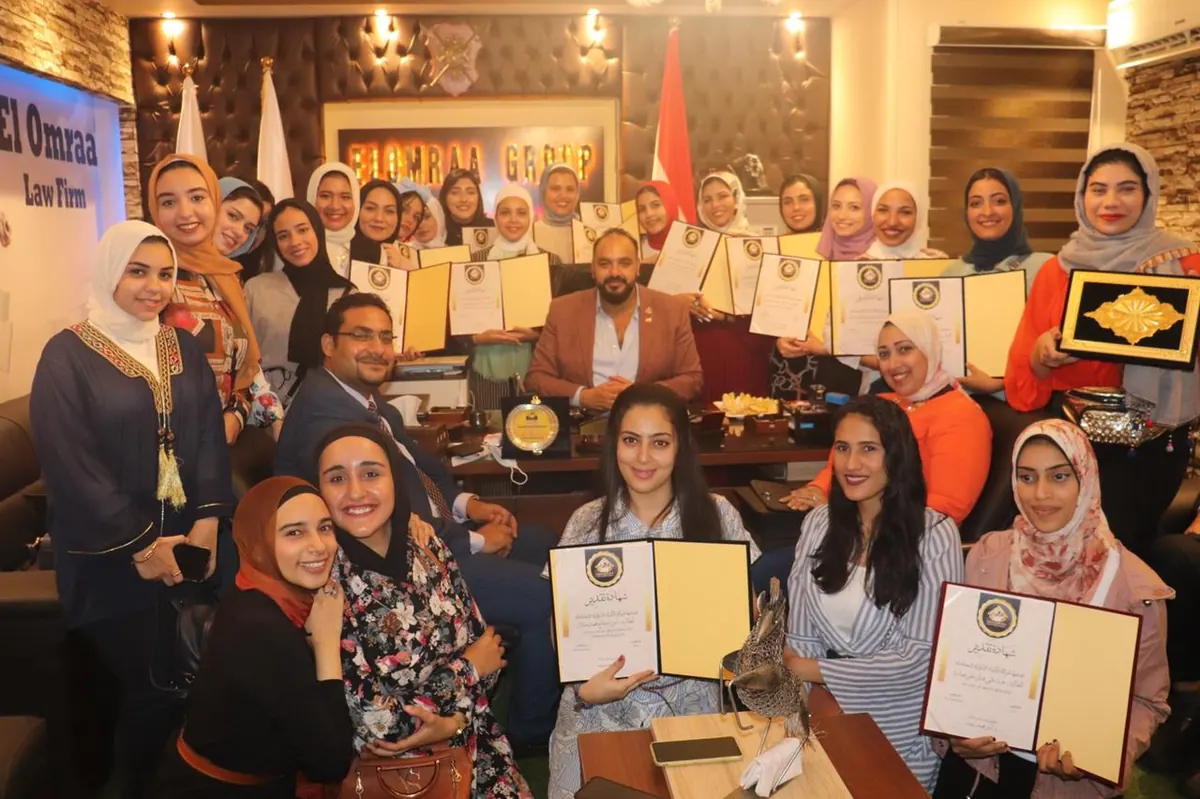 متدربو الأمراء مع شهاداتهم